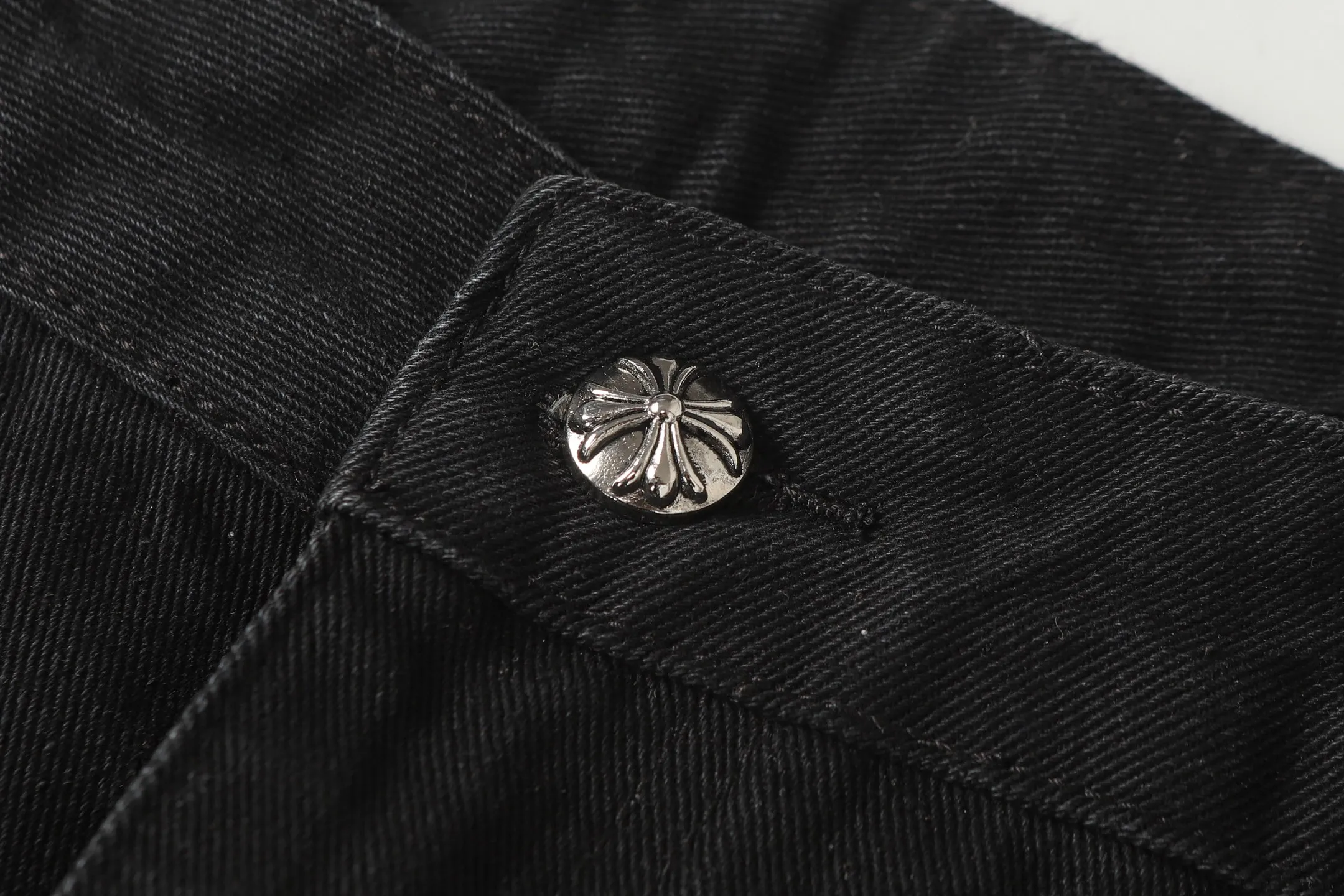 P240 Cross-border quantity model, please do not place an order if you are pursuing quality - Chrome Hearts/Chrome Heart Cross ✝️ Inlaid embroidered washed jeans, trousers and casual pants - High weight, high density and high quality. The wool is soft, delicate and skin-friendly. It feels soft and silky. It has excellent warmth and skin-friendly properties. - Customized weaving and dyeing, no color difference. No matter the fabric or workmanship details, it beats the ordinary version on the market. - Hardware zipper accessories are all customized, full of details -Colour: washed black -Size: 28 30 32 34 36